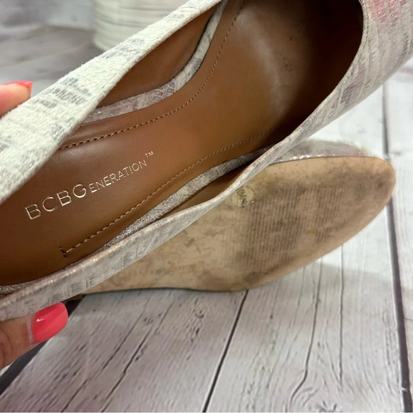 BCBGeneration wedge peep toe heels size 10 metallic snakeskin - Picture 4 of 9